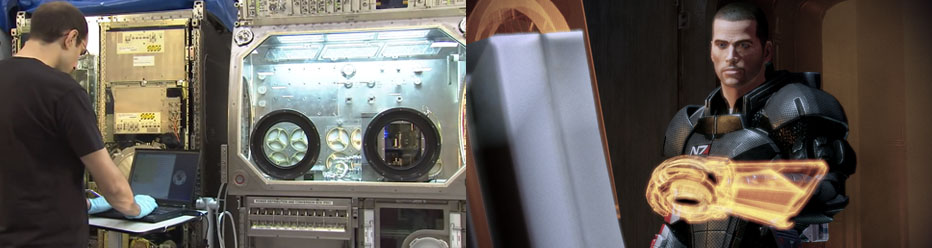 現実の宇宙でもクラフトは導入されている。国際宇宙ステーションに導入された3Dプリンタがそれだ。(左画像。NASAより転載) それをウェアラブルにしたものが『Mass Effect』シリーズの「オムニツール」である。(画像右)
