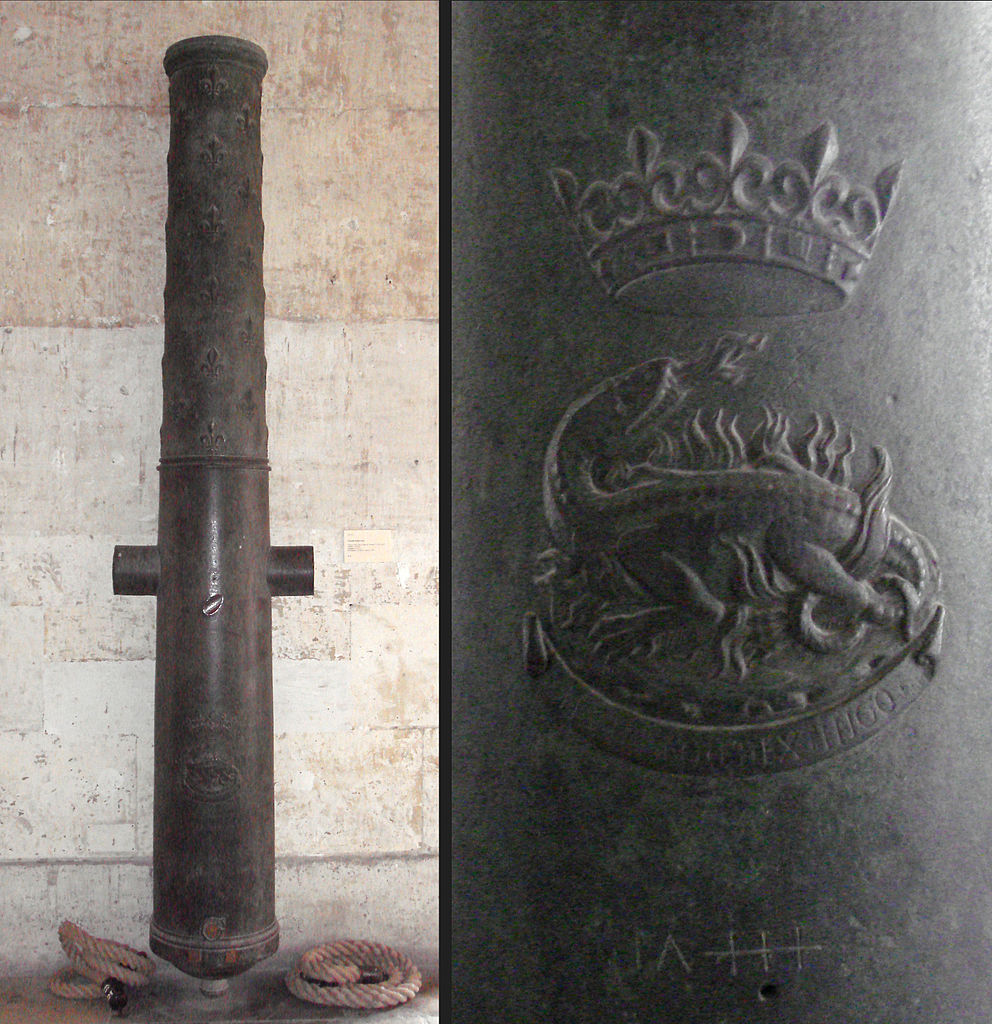 フランソワ1世の大砲に刻まれたサラマンドラの紋章と銘句。