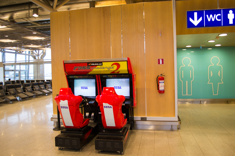 乗り継ぎのフィンランド、ヴァンター国際空港トイレ横でまさかのゲーム機と遭遇。SEGA ロゴを前に「帰ってきた……」と思ってしまいましたが、残念ながらまだ日本まで 8 時間かかります。