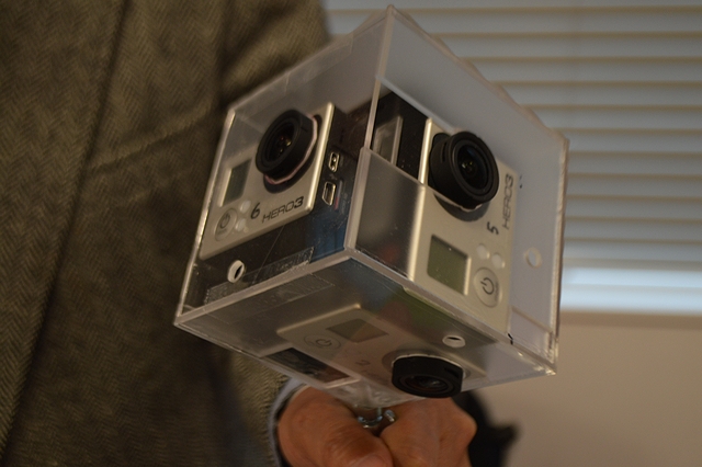 撮影に使ったカメラ機材の1つ。ウェアラブルカメラである GoPro3 を複数使用しており、これで360度を全て一度に撮影できる