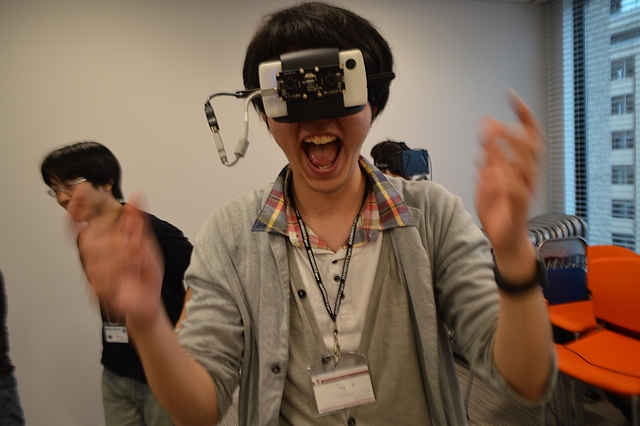 VR の可能性に叫ぶヴァザプライ氏（※ 装着しているのは Oculus Rift ではありません）
