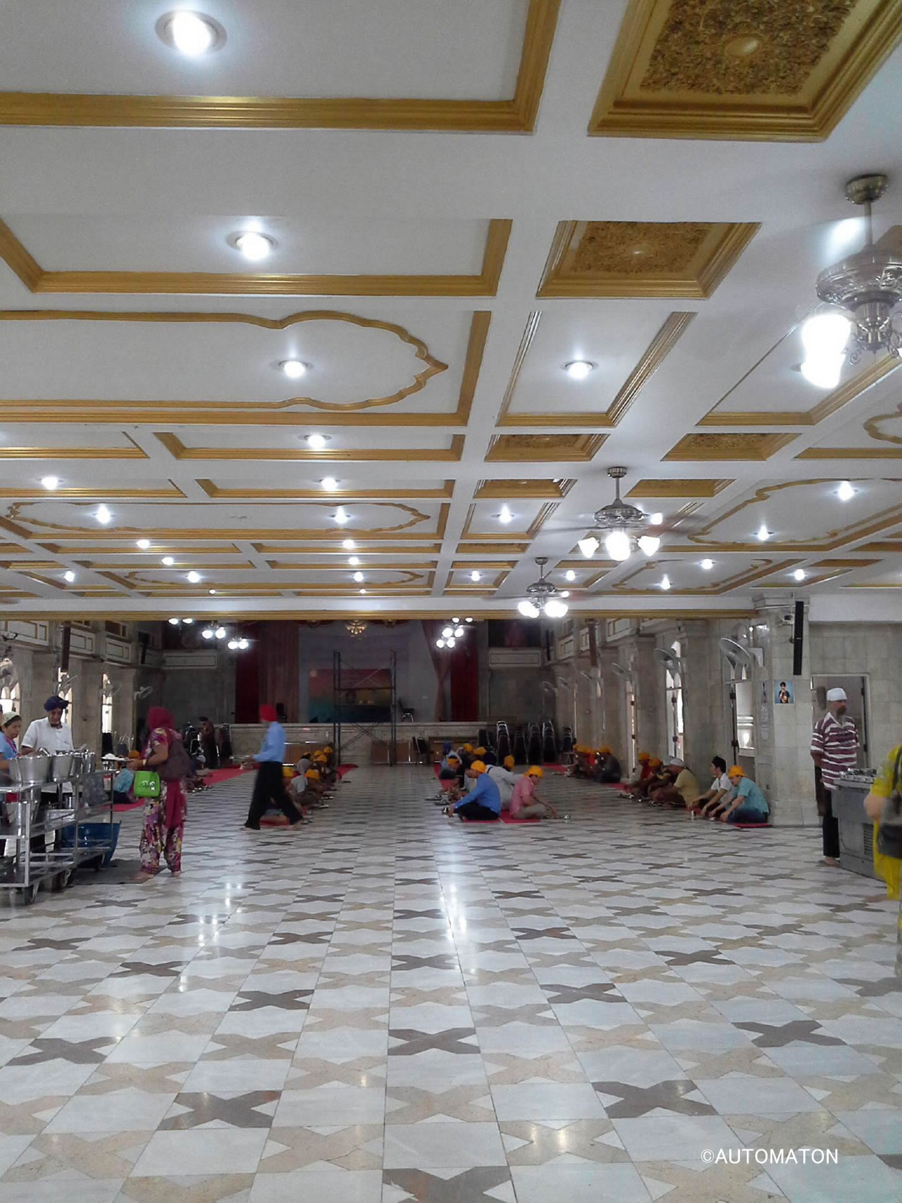 タダ飯寺の食堂。異教徒たちの黄色いバンダナが眩しすぎる光景である