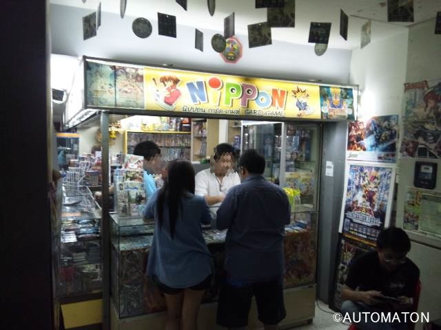ゲームショップ以外の店も近年は増加中。写真はカードゲーム専門店だが、店名はズバリ「NIPPON」（笑）。日本直輸入のレアカードを求めて今日も客が来る