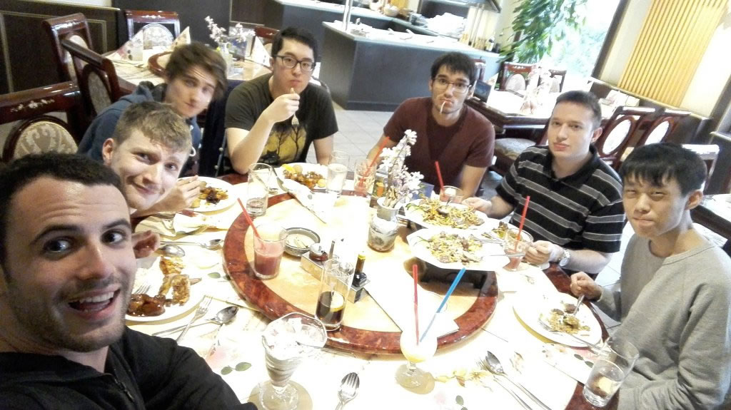チームメンバーで中華料理ビュッフェへ……Hylissang選手は4皿を平らげたという。 画像出典@UnicornsOfLove