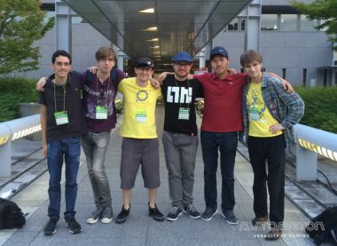 左からディレクターのGuilherme "rdein" Martins氏、プログラマーのSteven "PKBT" Chai 氏、左から3人目がアニメーターのHernan "hammu" Zhou氏、4人目が作曲の"Gav"氏。黄色いTシャツはPLAYISMスタッフ。