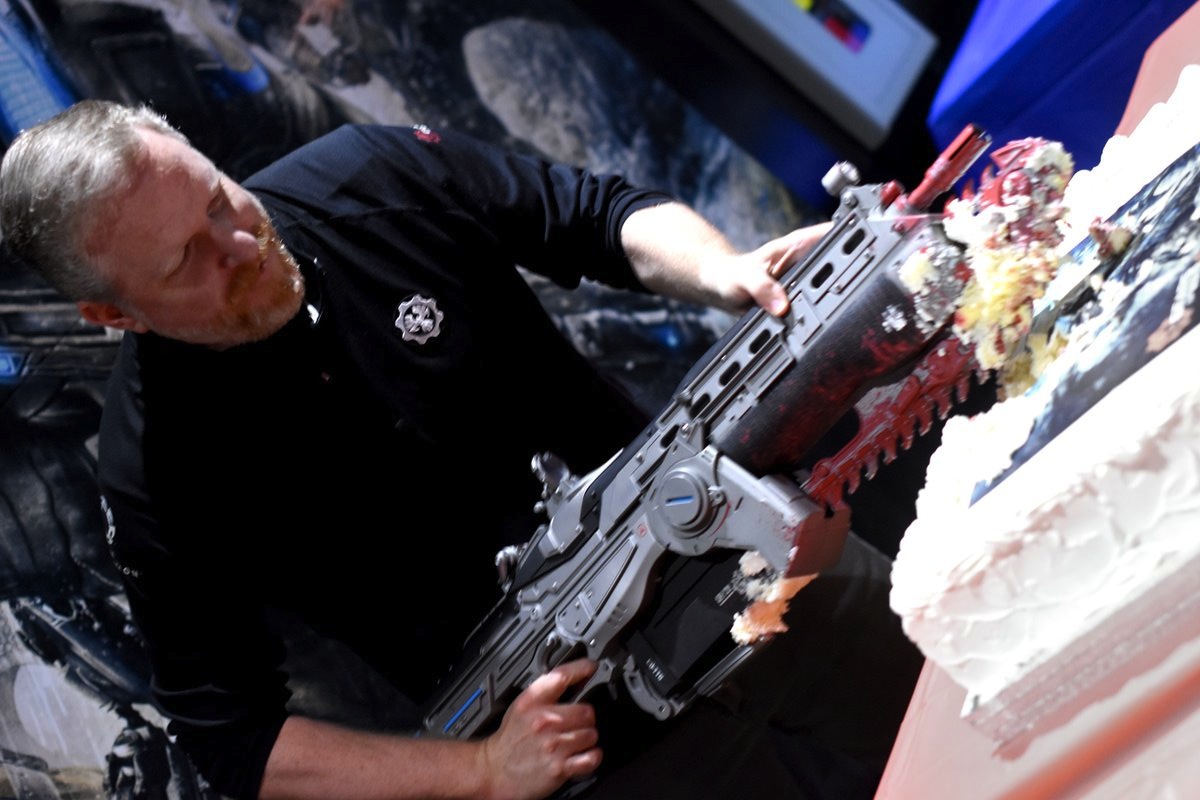 お祝いのケーキに“入刀”するRod Fergusson氏　Image Credit: Gears of War Twitter