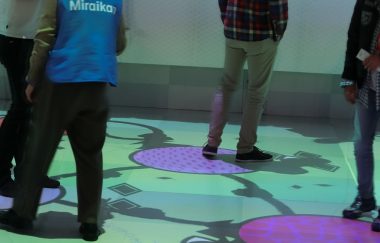 日本科学未来館の常設展示物「アナグラのうた―消えた博士と残された装置」より。センサーが人間の行動から情報を抽出、モデル化して床に投映する。空間情報科学の実体験ブースである本展示物は、観客が参加することで完成するインタラクティブアートの一例だ。